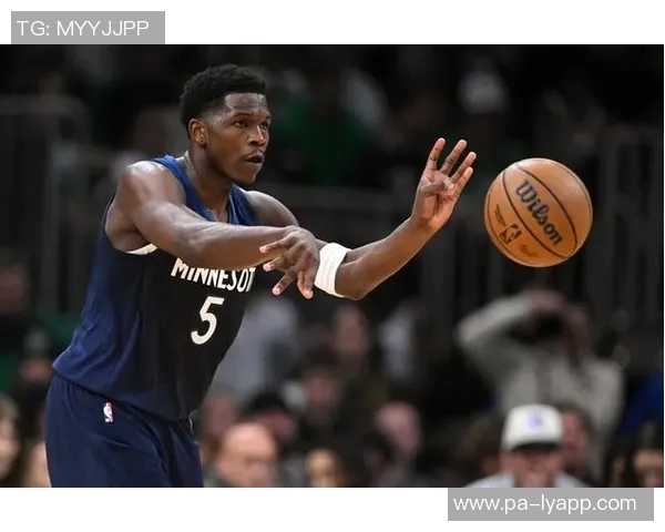 爱德华兹状态低迷半场14投仅中3三分球表现不佳仅得14分