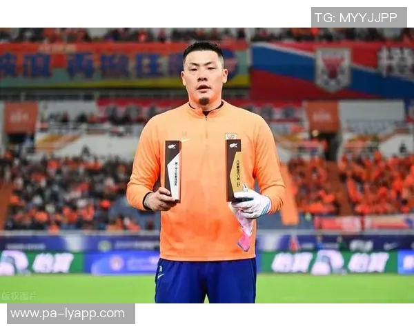 鲁媒报道泰山队赛前训练王大雷新发型吸引眼球五外援齐聚训练场 鲁媒报道泰山队赛前训练王大雷新发型吸引眼球五外援齐聚训练场